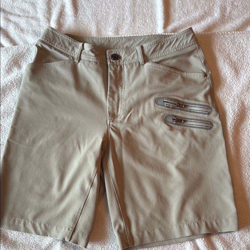 Lulu Lemon Men's Cadence Commute Performance Chino Shorts with Zipper Pockets
